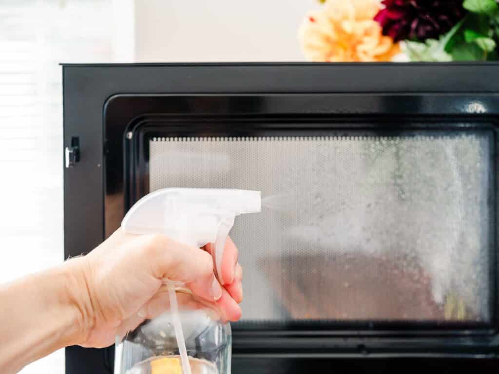 how-to-clean-a-microwave-oven